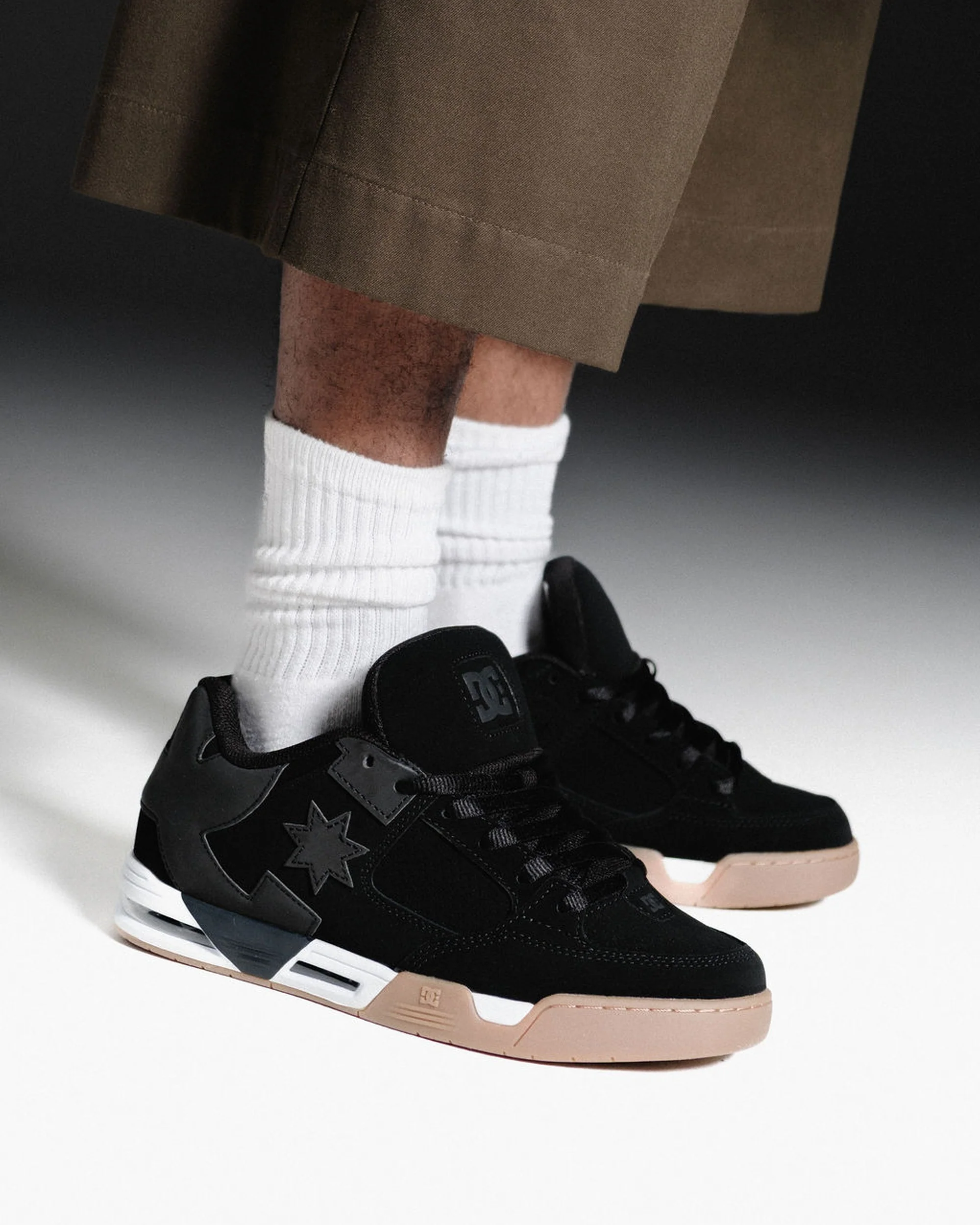 Mens Dc Commad Skate Shoes - Image 2